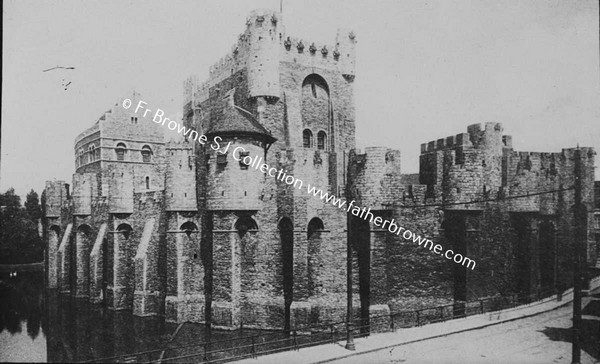 CASTLE WITH MOAT AT GRAVENSTEEN